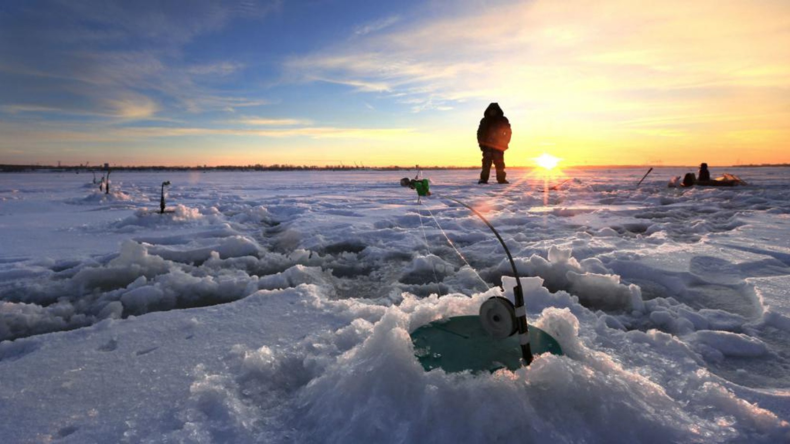 Ice fishing. Зимняя рыбалка. Рыбаки на льду. Рыбак зимой.